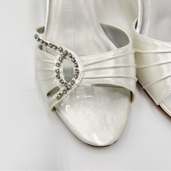 9.5W 9.5 WIDE Dyeables Women's Ariana White Satin Rhinestone Jeweled Heels Pumps - Picture 4 of 15